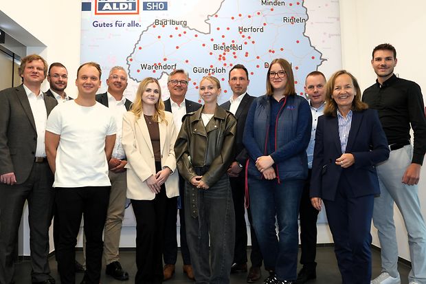 Vertreter von ALDI Nord und der IHK Ostwestfalen