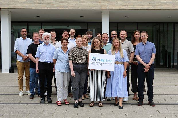 Gruppenbild vor IHK-Bildungszentrum in M&uuml;nster.