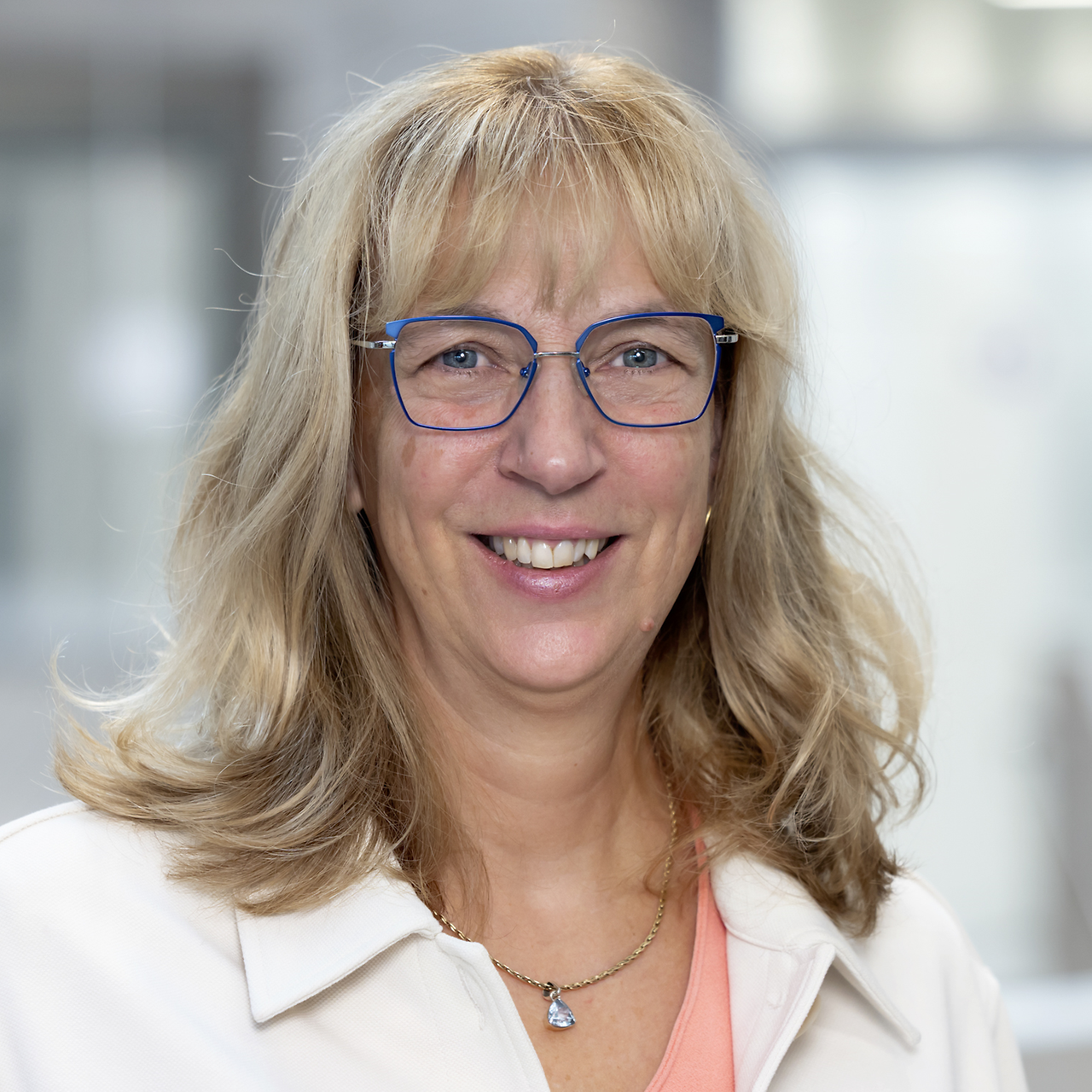 Martina Diehl, Ausbilderin bei Merck