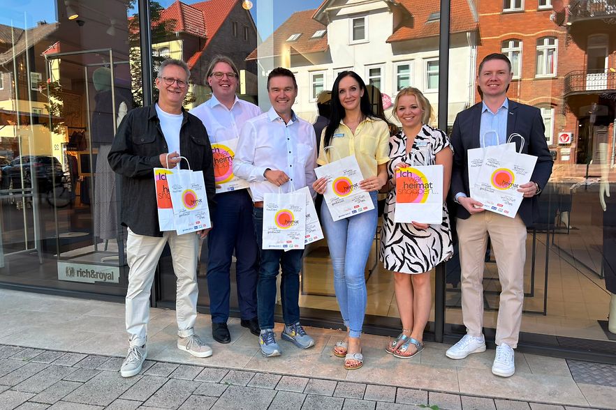 Mehrere Menschen pr&auml;sentieren Einkaufst&uuml;ten f&uuml;r die Aktionstage "Heimat shoppen"