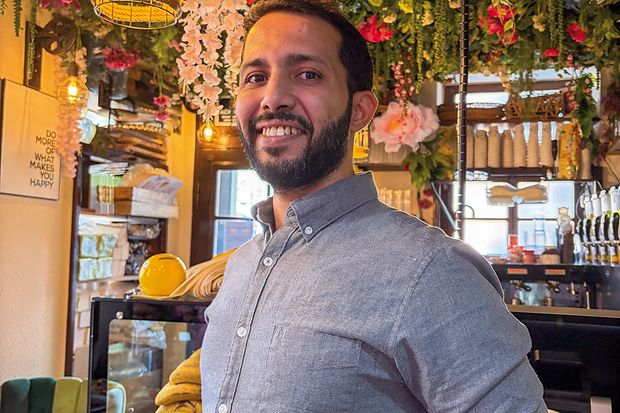 Odai Almouh Alshumri, Inhaber von Earth Bowls in Heidelberg, in seinem Restaurant