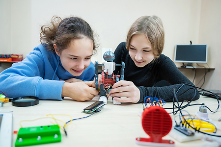 Roboter MINT Berufe AdobeStock_480210875