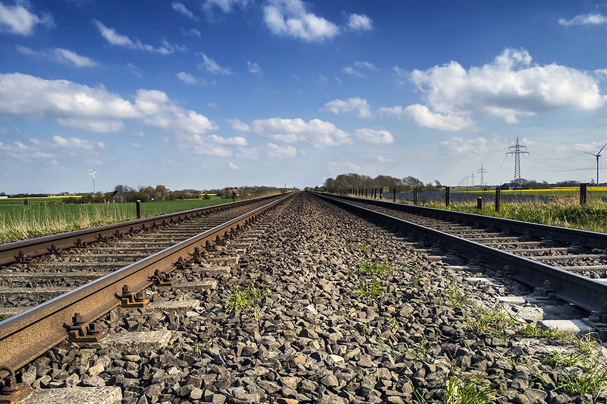 Gerade Eisenbahnstrecke in einer l&auml;ndlichen Landschaft, aufgenommen aus Bodenn&auml;he.