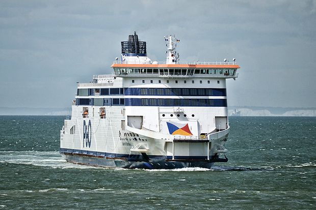Autof&auml;hre auf offener See, aufgenommen von hinten w&auml;hrend der Fahrt unter einem bew&ouml;lkten Himmel.