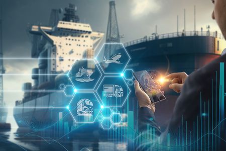 Digitalisierte Logistik mit Schiff, Flugzeug, Bahn und Lkw sowie mobiler Steuerung globaler Lieferketten.