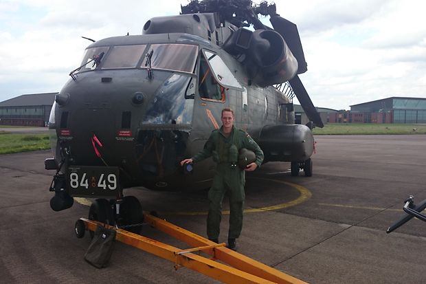 Patrick Kammann in Uniform vor einem Militärhubschrauber. 