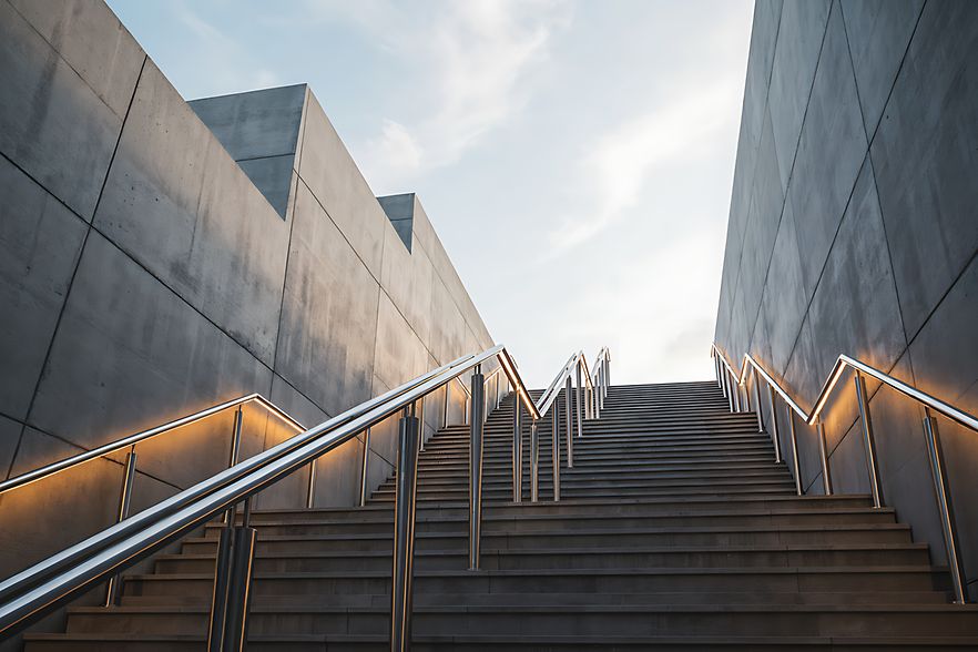Moderne Treppe nach oben