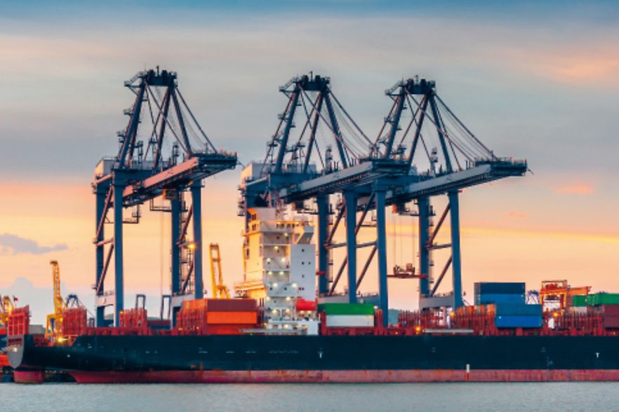 drei Containerladestellen und mehrere Container 