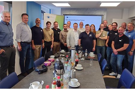 Teilnehmer und Referent des Fachforums PZS bei Plock Metallwerke in Menden