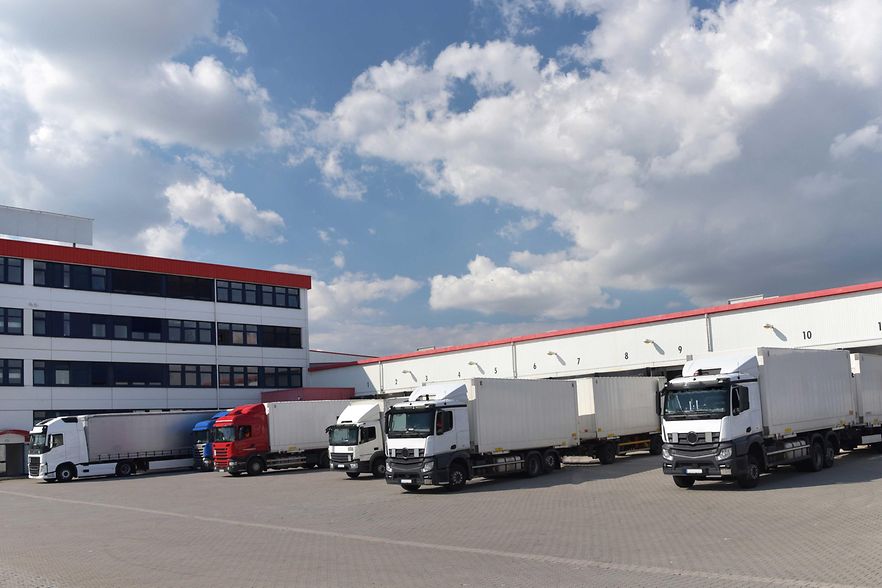 Lkw stehen auf einem Betriebsgel&auml;nde