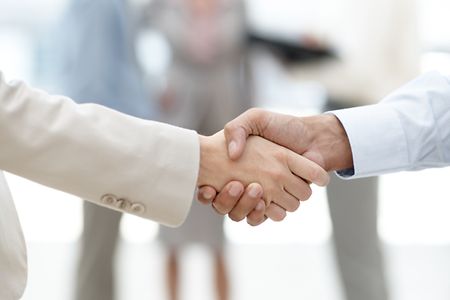 Nahaufnahme eines Handschlags zweier Businessm&auml;nner